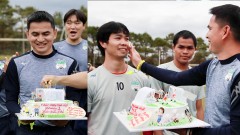 VIDEO: Công Phượng gượng cười khi HLV Kiatisak phết bánh kem sinh nhật lên mặt