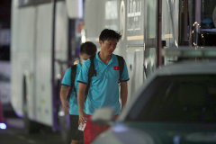 Tuấn Anh buồn bã ra xe về khách sạn, bỏ ngỏ khả năng xuất trận đấu Malaysia