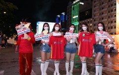 Cổ động viên U23 Việt Nam 'đốt cháy' phố đi bộ Nguyễn Huệ
