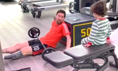 VIDEO: Nghỉ dịch Covid-19, Messi 'khoe' những hình ảnh tập luyện tại nhà cùng cậu út Ciro