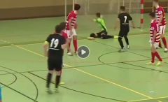 Hi hữu: Cầu thủ Futsal ghi siêu phẩm sau khi sút bóng 'lọt khe' 3 cầu thủ đối phương