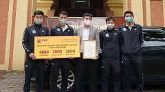 Quang Hai and his teammates support an anti-epidemic foundation with a payday