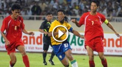 VIDEO: Trận cầu đỉnh cao giữa ĐT Việt Nam với Ronaldinho và dàn sao khủng của Brazil