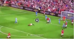 VIDEO: Cười lăn lộn với 'danh hài' độc nhất tại Manchester United