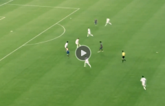 VIDEO: Đường kiến tạo khó tin của Ronaldinho giúp Messi ghi bàn thắng đầu tiên