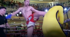 VIDEO: 'Bản sao Lý Tiểu Long' thách đấu võ sĩ MMA và cái kết 'sấp mặt' chỉ sau 2 cú đá
