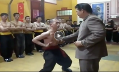 VIDEO: Màn biểu diễn công phu truyền điện của võ sư Huỳnh Tuấn Kiệt khiến Flores 'ngứa mắt'