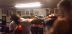 VIDEO: Đánh lén bố Mayweather, 'kẻ hèn hạ' nhận cái kết thê thảm