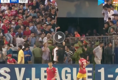 VIDEO: Hy hữu cảnh khán giả tràn từ khán đài xuống đường pitch trên sân Hà Tĩnh