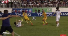 VIDEO: Văn Toàn nằm sân đau đớn, BHL HAGL lao vào sân đòi ăn thua đủ với cầu thủ Nam Định