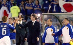 HLV Troussier: 'Vừa huấn luyện, tôi vừa giúp Nhật Bản chọn cỏ cho sân bóng'