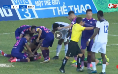 VIDEO: Pha va chạm kinh hoàng khiến cầu thủ Sài Gòn FC phải sơ cứu ngay trên sân