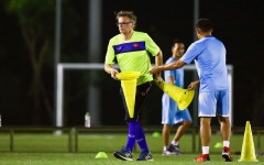 HLV Troussier tiết lộ 'bí kíp lạ' để cầu thủ Việt Nam bắt nhịp với bóng đá châu Âu