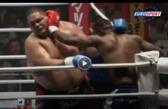 VIDEO: Cựu võ sĩ sumo nặng 250 kg gục ngã sau cú đá uy lực