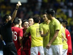 VIDEO: Quang Hai protected Cong Phuong punched in the head by the Thai defender
