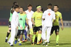 Cầu thủ xô xát trên sân, CLB Hà Nội vẫn “thoát tội”
