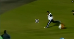 VIDEO: Cản phá giúp thủ môn, cậu bé nhặt bóng bị đuổi đánh