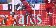 VIDEO: Cầu thủ ôm bóng hộ thủ môn và quyết định 'max ping' của trọng tài