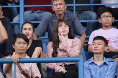 VIDEO: Huỳnh Anh lo lắng dõi theo Quang Hải trong ngày tái xuất