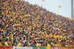 Sân bóng thế giới 'im lặng', V.League vẫn đón lượng khán giả kỷ lục