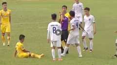 VIDEO: Cầu thủ Khánh Hoà ra chân đạp đối thủ ngay trước mặt trọng tài