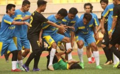 VIDEO: Indonesian players rushed to gang up on the referee