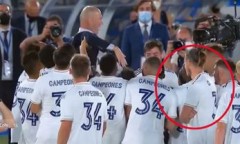 Gareth Bale thờ ơ đứng nhìn đồng đội công kênh HLV Zidane