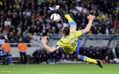 Ibrahimovic khiến CĐV Anh giận tím mặt khi tái hiện siêu phẩm 'ngả bàn đèn'