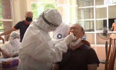 VIDEO: Thầy Park nhăn mặt dí dỏm trong buổi kiểm tra Covid-19