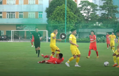 VIDEO: Không kiêng dè đồng đội, U22 Việt Nam liên tục va chạm mạnh trong buổi đá đối kháng