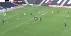 VIDEO: Trung vệ Arsenal phản lưới nhà một cách khó hiểu trước MK Dons