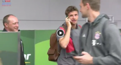 VIDEO: Thomas Mueller làm ngơ phóng viên khi lấy hộ chiếu giả gọi điện thoại