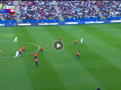VIDEO: Pha phối hợp tinh quái khiến đối thủ 'sững người' của Messi và Aguero