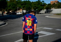 CĐV nhí Barca thất vọng khi không thấy Messi đến sân tập