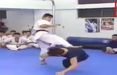 VIDEO: 'Cười đau bụng' với màn bình luận trận đấu thực chiến võ Túy quyền vs Karate