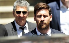 Huyền thoại Real chê Messi 'ngốc nghếch' khi nghe lời cha