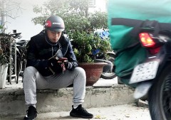 Cầu thủ CLB Hà Nội bỏ đá bóng, chạy xe ôm để mưu sinh