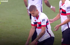 VIDEO: Tưởng mình đang tấn công, cầu thủ Brazil phá lưới nhà đep mắt