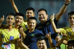 Trợ lý HLV Văn Quyến và U17 SLNA lập kỷ lục sau chức vô địch U17 VĐQG