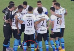 VIDEO: Qua mắt trọng tài, cầu thủ Brazil làm liều đi tiểu ngay trên sân