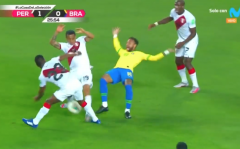 VIDEO: Bị đối thủ kéo áo, Neymar lập tức biểu diễn khả năng diễn xuất cực đỉnh