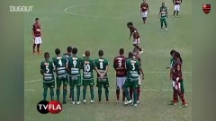 VIDEO: Ronaldinho đá phạt khiến thủ môn đứng nhìn