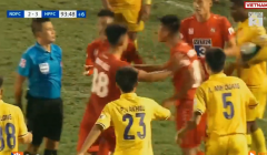 VIDEO: Cầu thủ Hải Phòng ra đòn thẳng vào mặt cầu thủ Nam Định, muốn ăn thua đủ với trọng tài