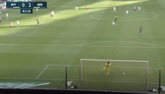 VIDEO: Iniesta và các đồng đội nhận bàn thua cay đắng với siêu phẩm từ giữa sân