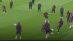 VIDEO: Đá ma trên sân tập, Bailly bất ngờ vào bóng cực nguy hiểm với Rashford