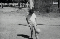 VIDEO: Thước phim cực quý về Maradona chơi bóng thời còn là một cậu bé