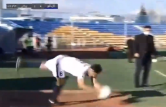 VIDEO: Copy truyện tranh 'Jindo', cầu thủ Iran ghi bàn bằng pha lộn nhào ném biên cực dị