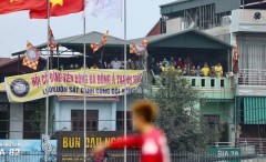 VPF cấm khán giả đến sân, CĐV Thanh Hóa vẫn bất chấp tụ tập để xem đội nhà thi đấu