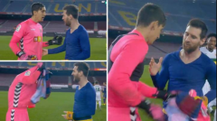 Trở thành người hiếm hoi được Messi xin đổi áo, thủ môn Elche luống cuống hỏi xác nhận