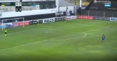 VIDEO: Cầu thủ lấy đà gần 20m khi đá penalty và kết quả thì 'đi vào lòng đất'